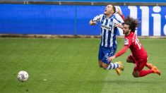 Lucas Pérez y Cucurella pelean por un balón. (EFE)