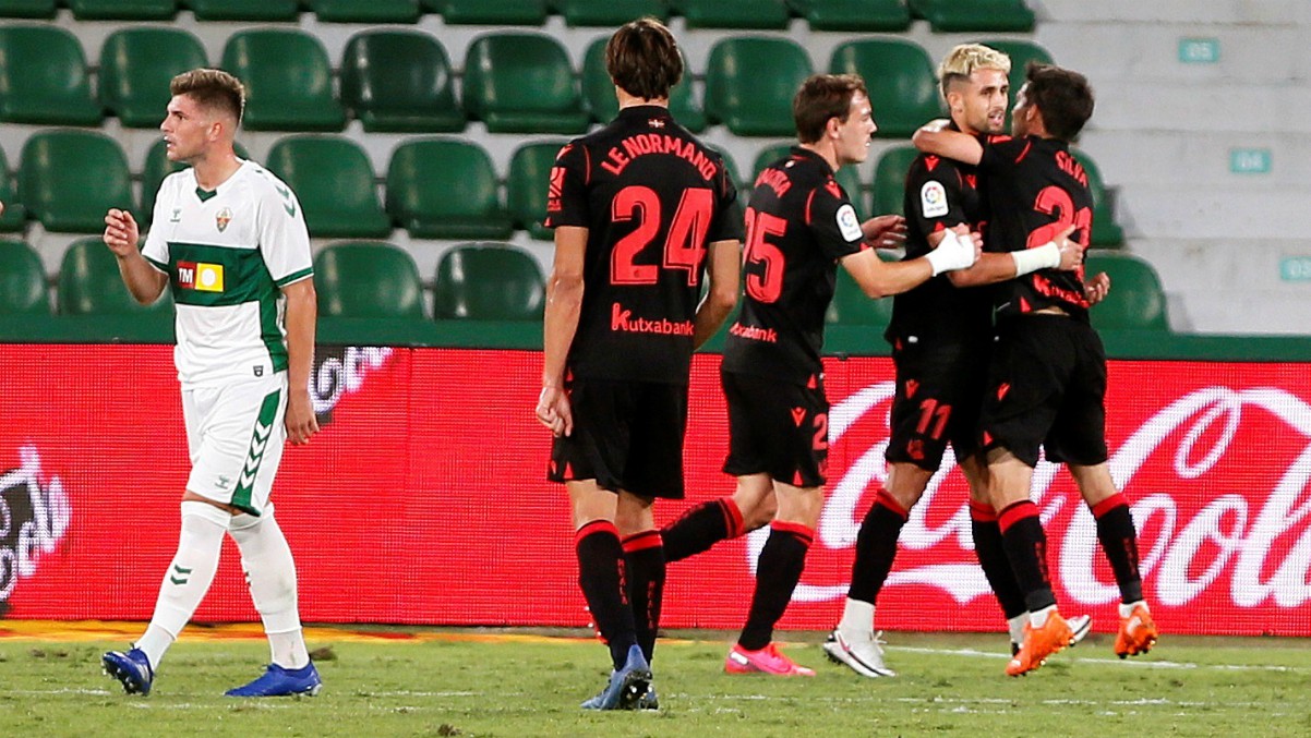 La Real Sociedad celebra un gol ante el Elche. (EFE)