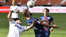 Valencia y Huesca empatan a uno en Mestalla. (AFP)