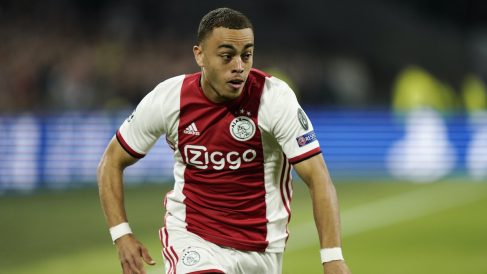 Sergiño Dest, durante un partido con el Ajax. (AFP)