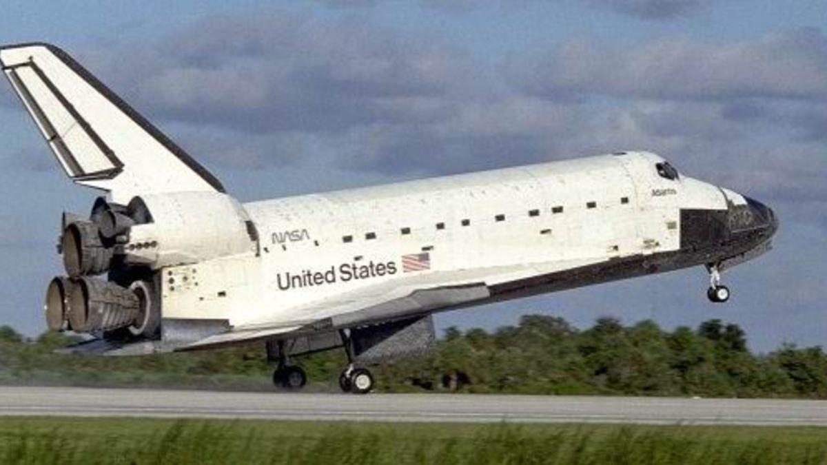 El 3 de octubre de 1985, es lanzado el transbordador espacial Atlantis