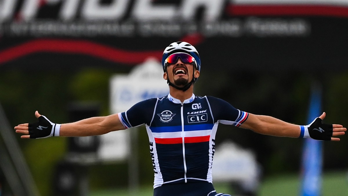 Alaphilippe celebra su triunfo en el Mundial de ciclismo. (AFP)