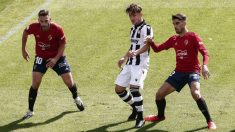 Bardhi pugna con dos jugadores de Osasuna. (EFE)