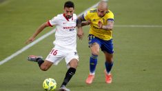 Jorge Pombo intenta quitarle el balón a Jesús Navas en el Cádiz-Sevilla. (Getty)
