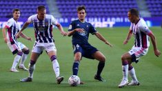 Los jugadores del Valladolid y Celta disputan un balón. (Getty)