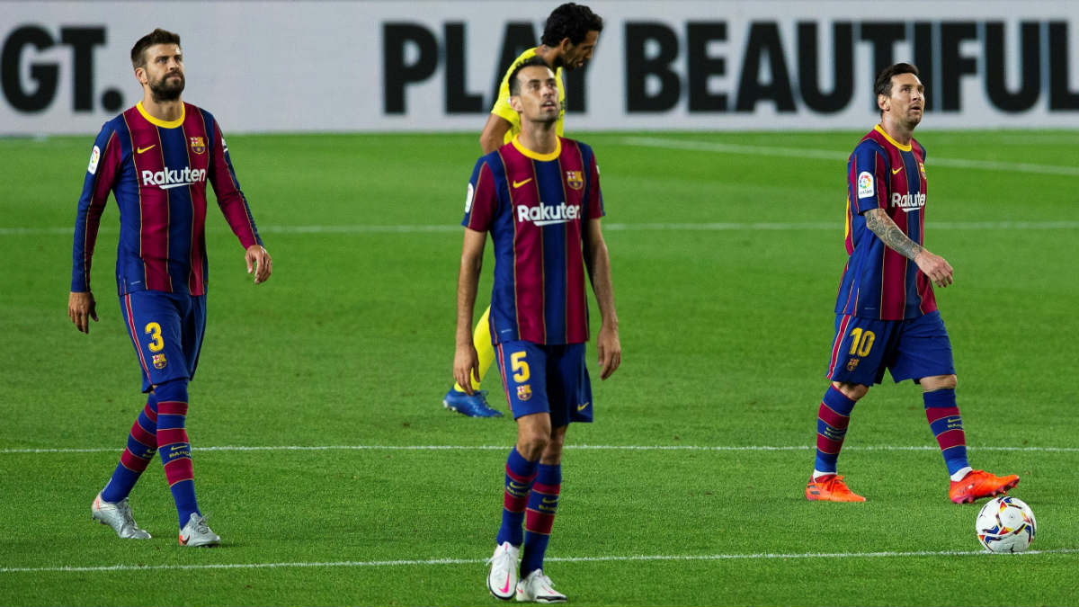 Messi, Busquets y Piqué miran al cielo en el Barcelona-Villarreal. (EFE)