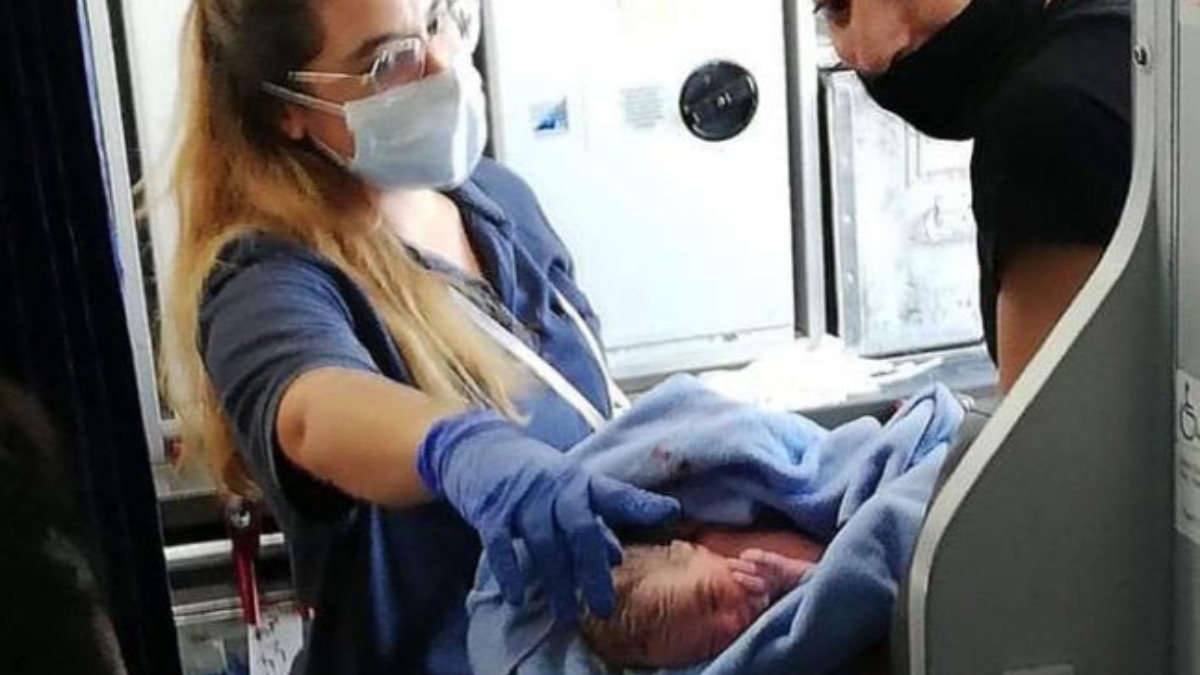 Twitter: Una mujer da a luz en pleno vuelo con la ayuda de un doctor que viajaba en el avión