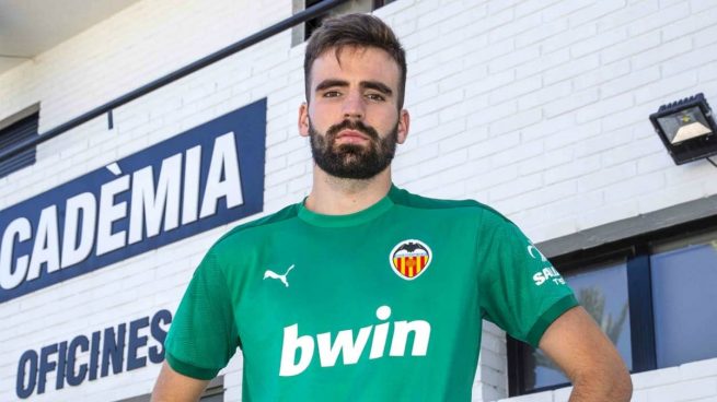 Unai Etxebarria posa con la camiseta del Valencia.