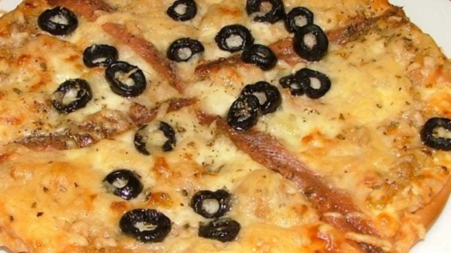 Pizza crujiente de cebolletas y anchoas