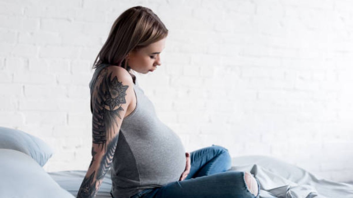 Los riesgos de hacerse un tatuaje durante el embarazo