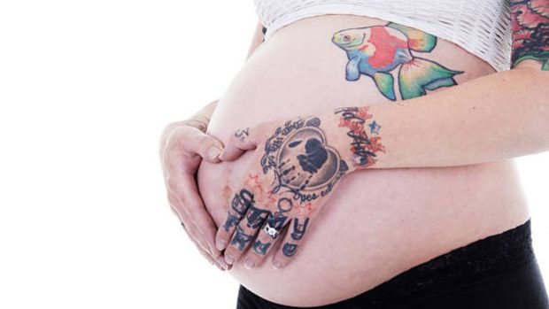 Tatuajes en el embarazo ¿por qué algunos médicos los desaconsejan"