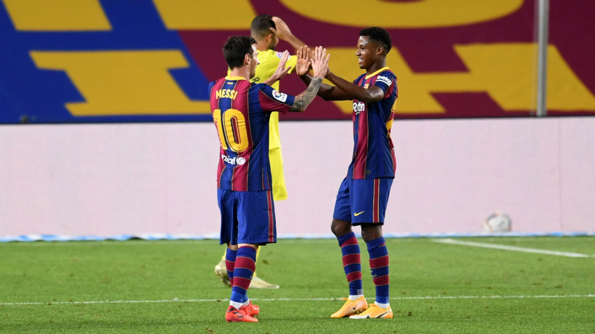 Ansu Fati y Leo Messi celebran uno de los goles ante el Villarreal. (Getty)