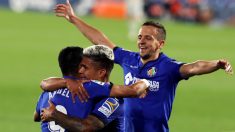 Los jugadores del Getafe celebran uno de los goles al Betis. (EFE)