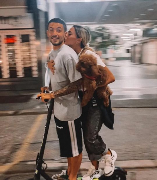Stefano Sensi y su novia con el perro en el patinete.