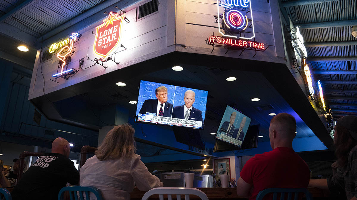 Imagen de un grupo de personas asistiendo al debate electoral entre el presidente de Estados Unidos, Donald Trump, y el candidato demócrata, Joe Biden..
