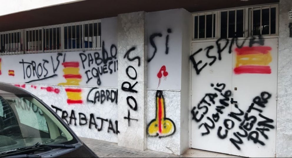 Sede de Podemos pintada.