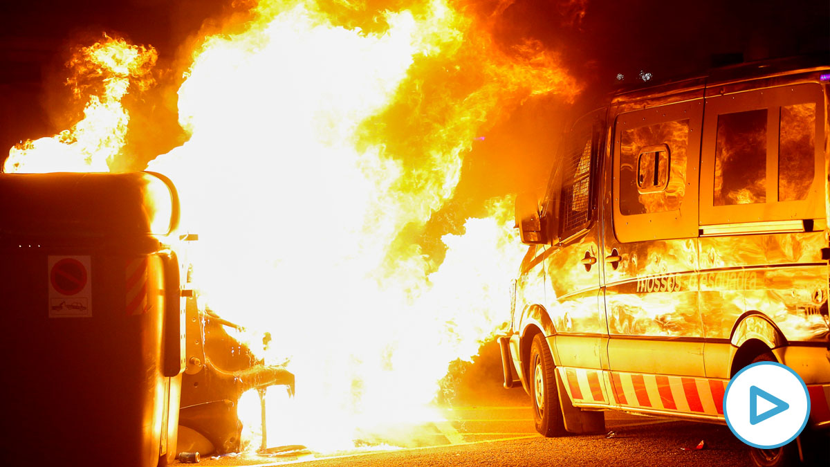 Barricada en llamas tras el incendio de contenedores por parte de los cachorros de la CUP en Barcelona. (EFE)