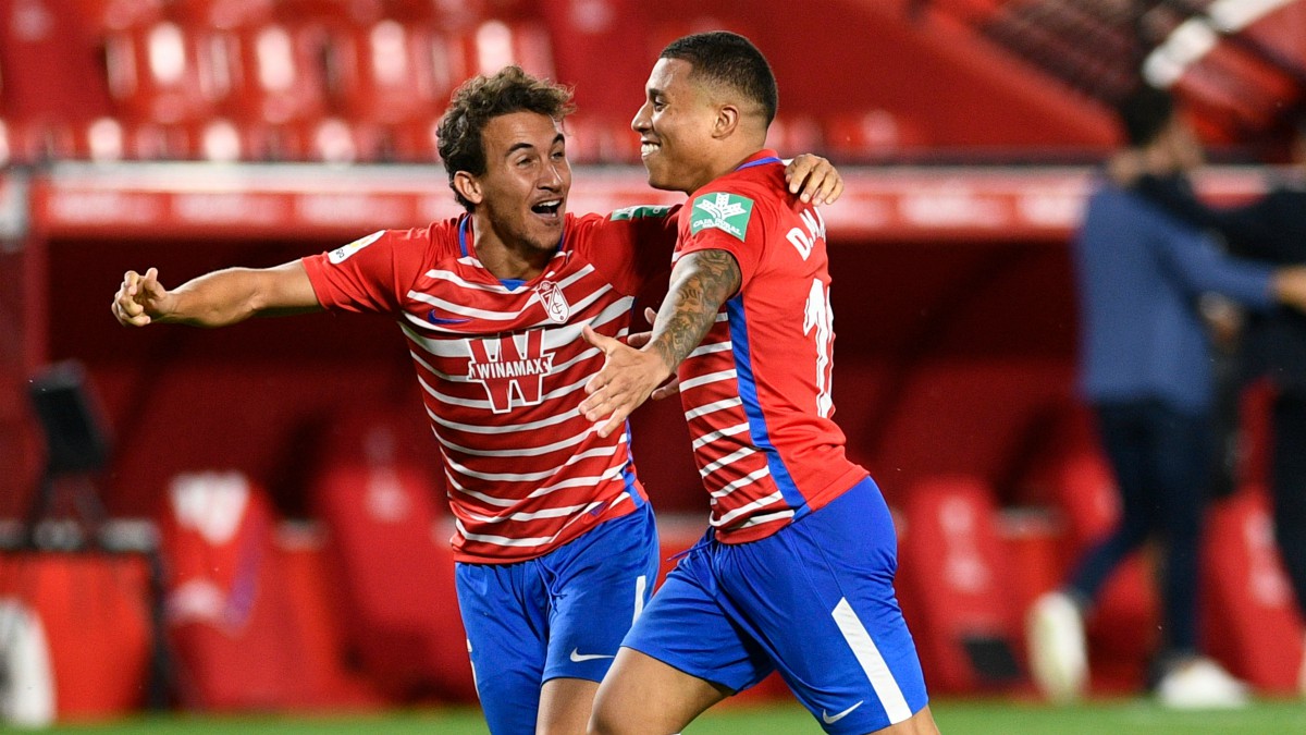 Luis Milla y Darwin Machis celebran uno de los goles del Granada ante el Malmoe. (Europa Press)