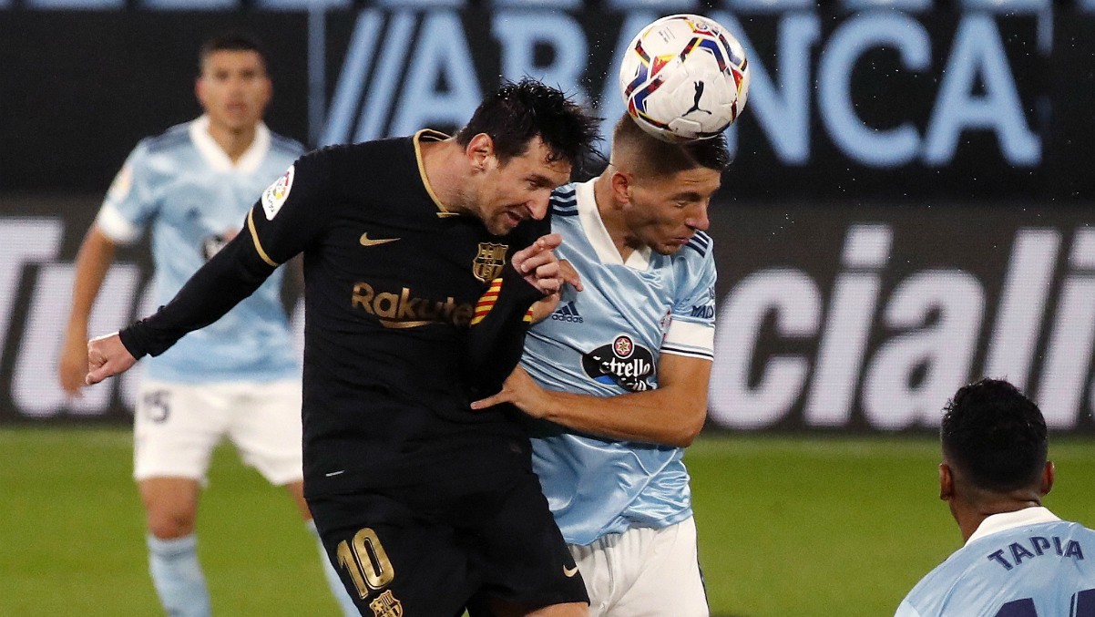 Messi pelea por un balón durante el Celta-Barcelona. (EFE)