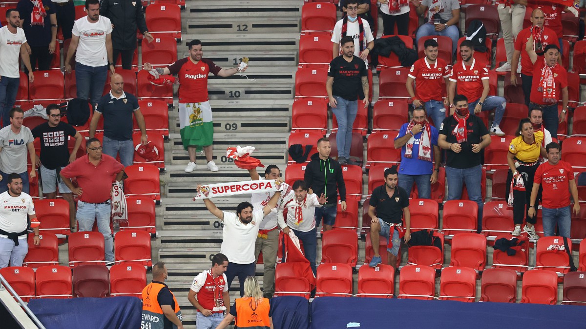 Aficionados del Sevilla en la final de la Supercopa de Europa. (Getty)