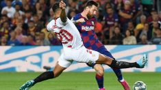 Leo Messi intenta disparar a puerta frente a Diego Carlos en un Barcelona-Sevilla. (AFP)