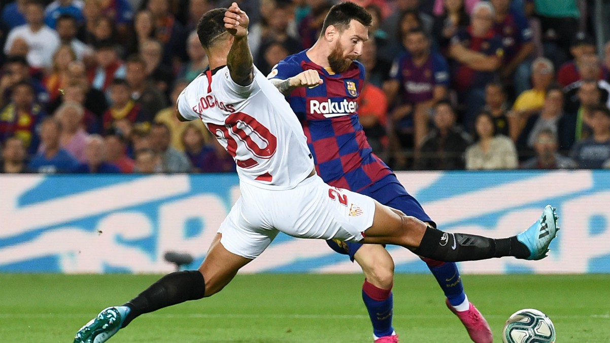 Leo Messi intenta disparar a puerta frente a Diego Carlos en un Barcelona-Sevilla. (AFP)