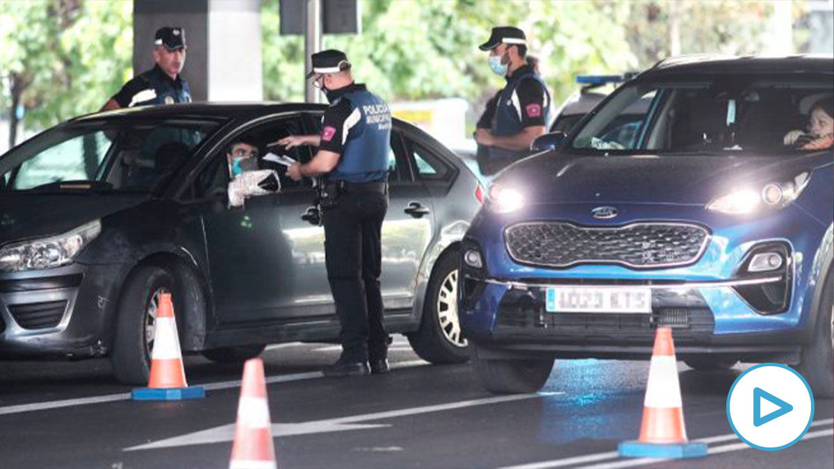 Imágenes de archivo de agentes de la Policía Municipal de Madrid realizando controles de movilidad en el distrito de Puente de Vallecas, en Madrid. (Foto: Europa Press)