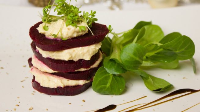 Receta de lasaña de remolacha con hummus