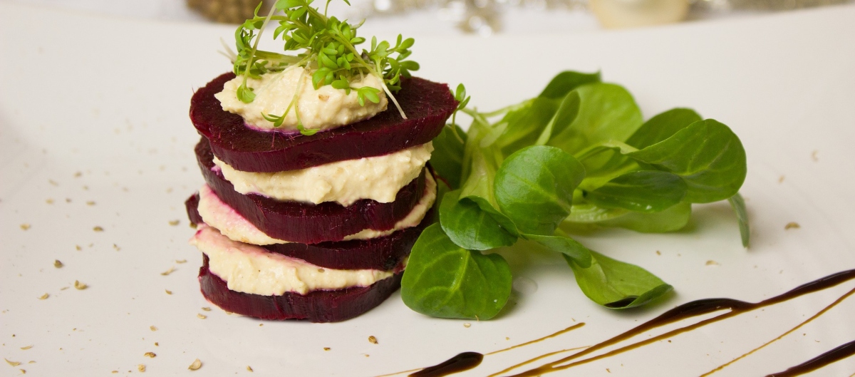 lasaña de hummus con remolacha