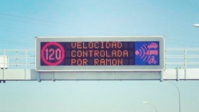 Twitter: Un fallo en los paneles de las carreteras se vuelve viral: “Velocidad controlada por Ramon”