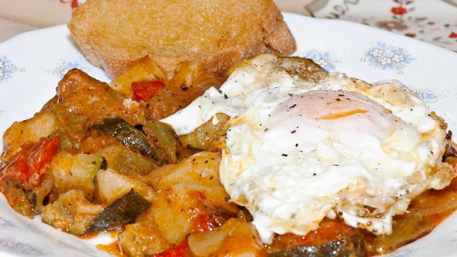 Tentador pisto con huevos escalfados que no engorda