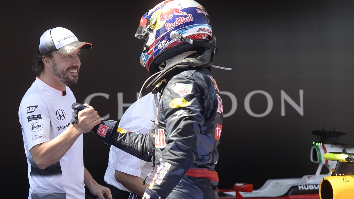 Fernando Alonso y Verstappen se saludan. (AFP)