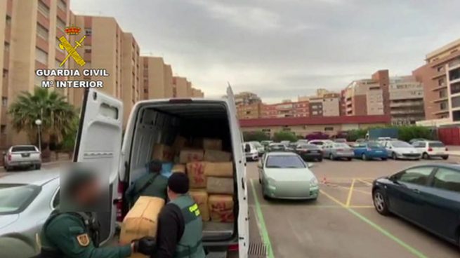 Detienen a cinco personas e incautan más de cuatro toneladas de hachís en las costas de Almería