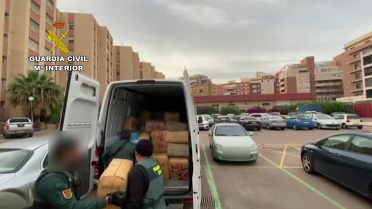 Agentes de la Guardia Civil cargan los fardos de droga incautados en Almería.