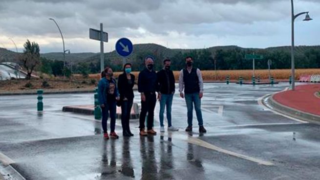 Varios representantes populares en su visita a Huétor Tájar.