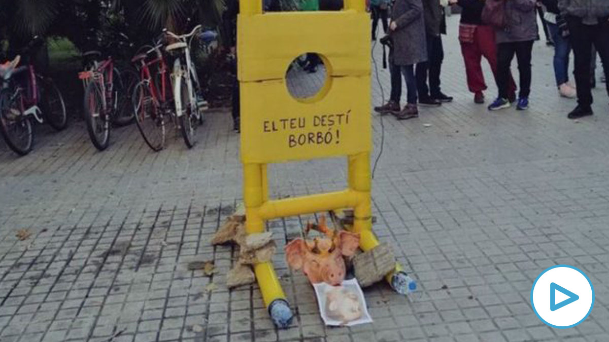 La guillotina instalada por los independentistas, con una cabeza de cerdo, en la Plaza Urquinaona de Barcelona.