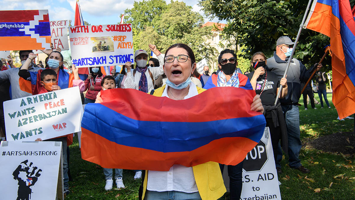 Manifestación contra el conflicto entre Armenia y Aerbaiyán por el conflicto de Nagorno-Karabak frente a la embajada turca en Washington.