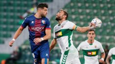 Rafa Mir golpea de cabeza un balón en el Elche-Huesca. (EFE)