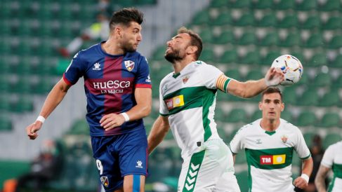 Rafa Mir golpea de cabeza un balón en el Elche-Huesca. (EFE)