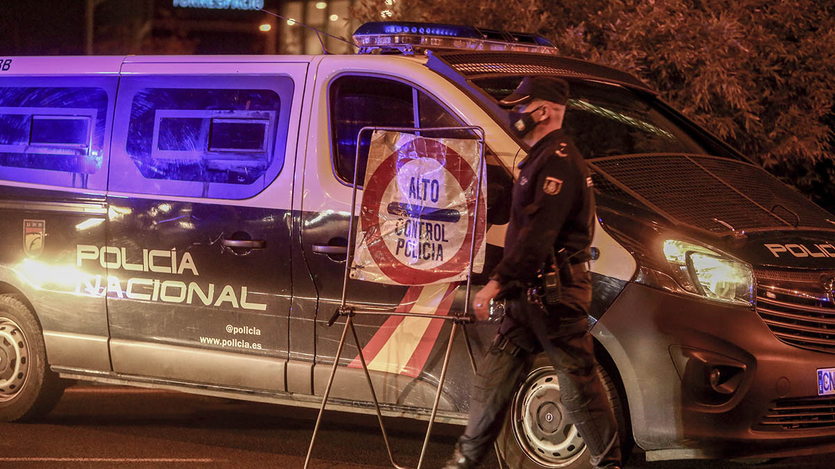 Una furgoneta de la Policía Nacional en un control en el Paseo de la Castellana de Madrid.