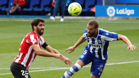 Laguardia despeja un balón ante Raúl García. (EFE)