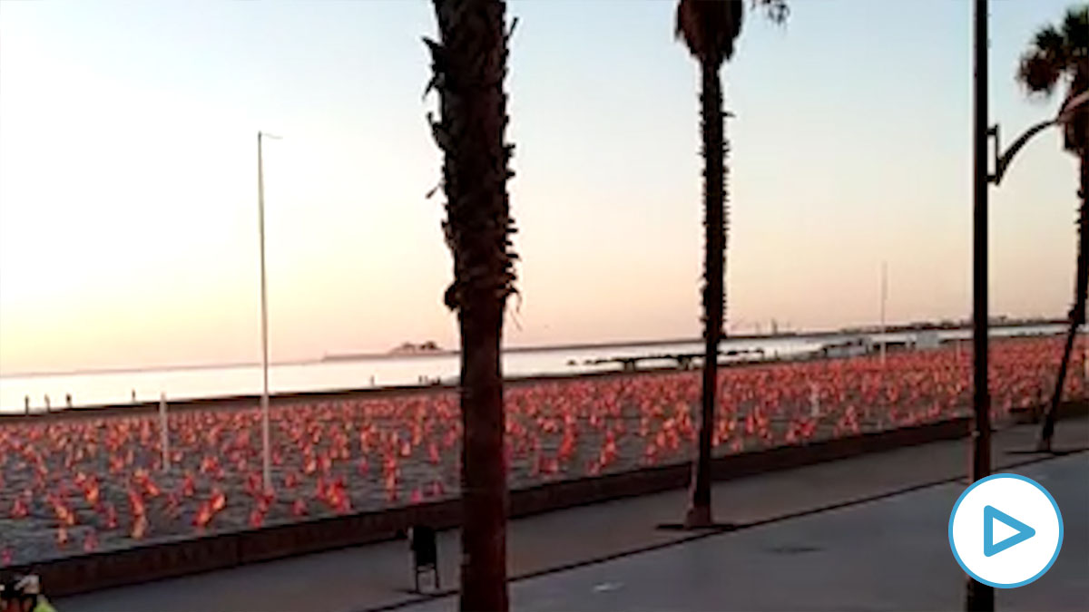 La playa de La Patacona de Valencia con 53.000 banderas de España por los muertos del coronavirus