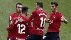 Los jugadores de Osasuna celebran el gol de Roncaglia. (EFE)