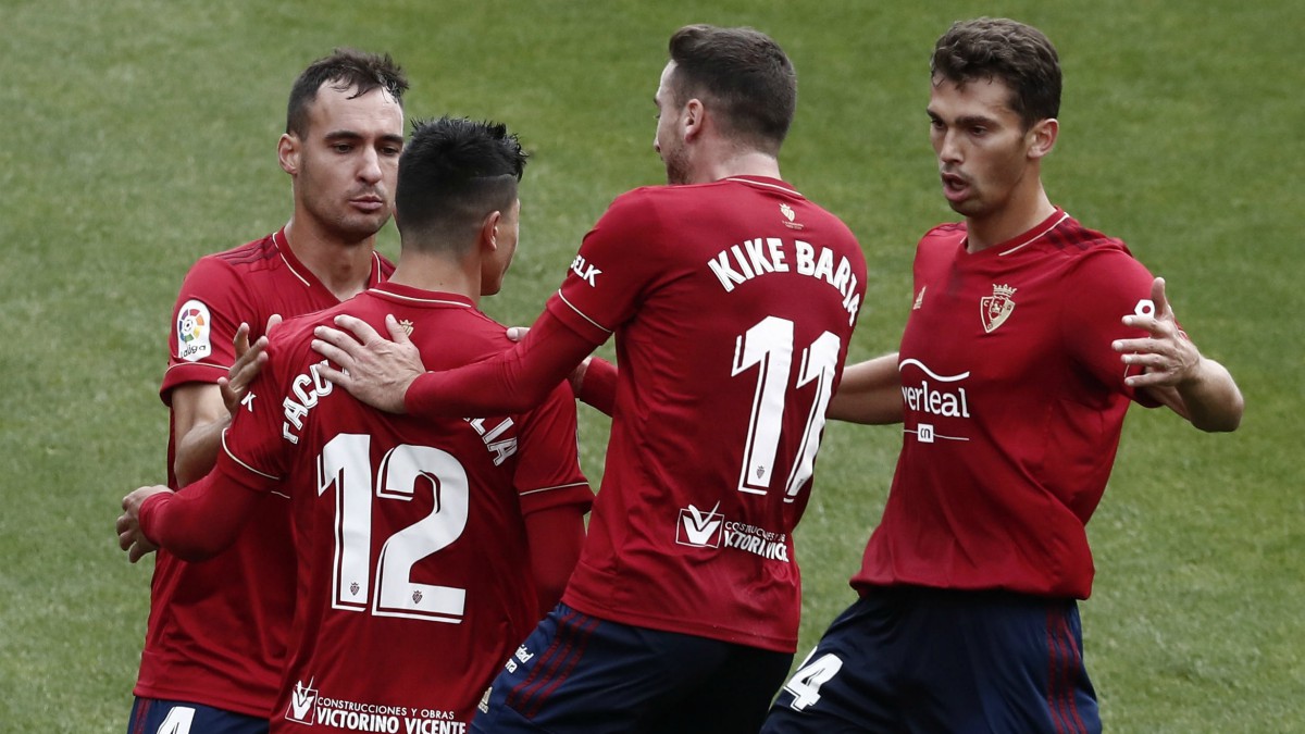 Los jugadores de Osasuna celebran el gol de Roncaglia. (EFE)