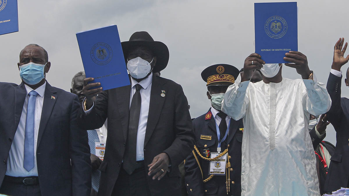 El presidente de Consejo Soberano de Sudán, Abdel Fattah al-Burhan; el presidente de Sudán del Sur, Salva Kiir y el presidente de Chad, muestran el texto del acuerdo de paz tras estampar sus firmas en el mismo.