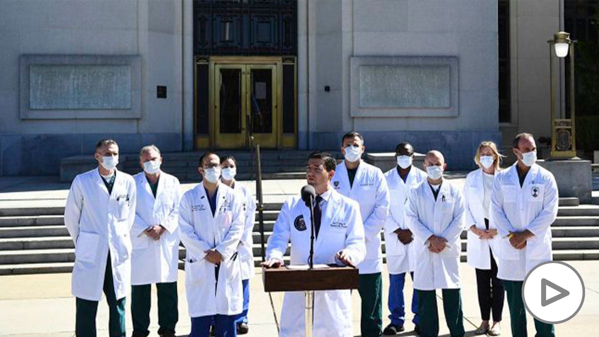 El doctor Sean Conley al frente del equipo médico que atiende a Donald Trump.