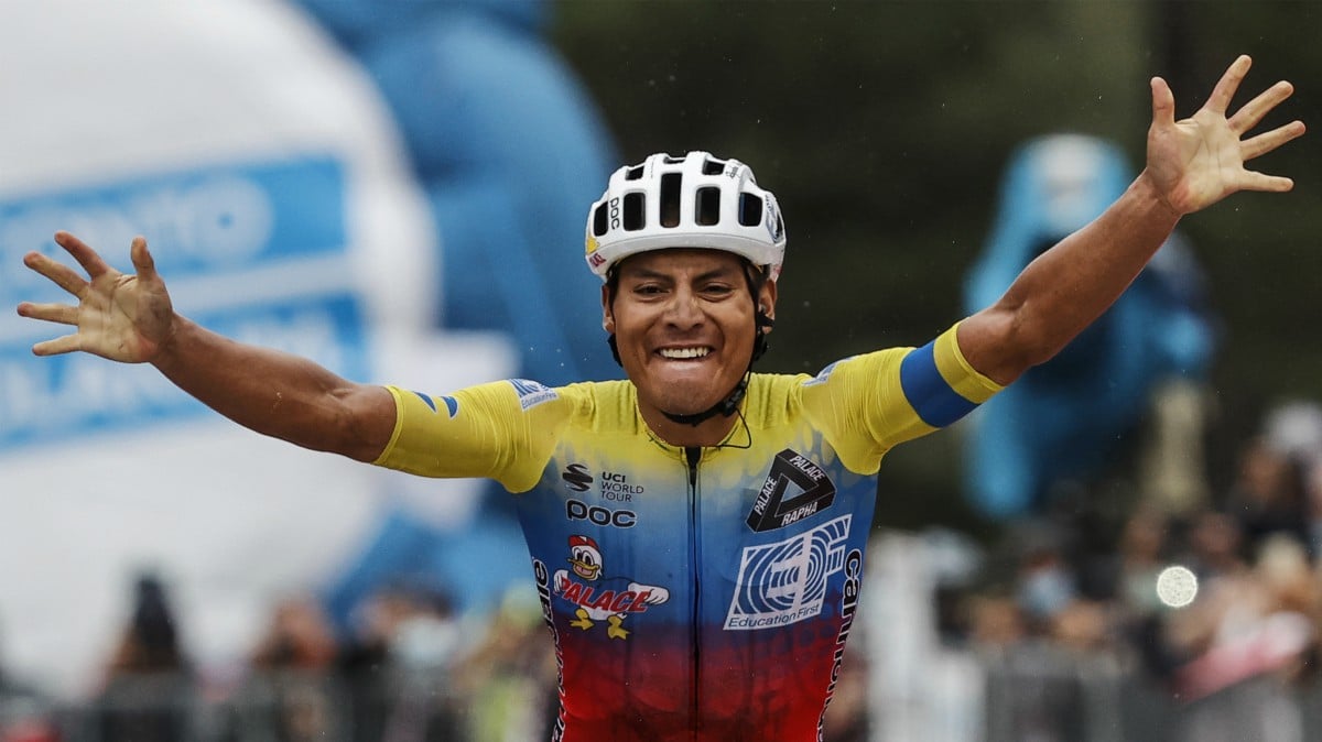 Caicedo celebra la victoria en el Etna. (AFP)