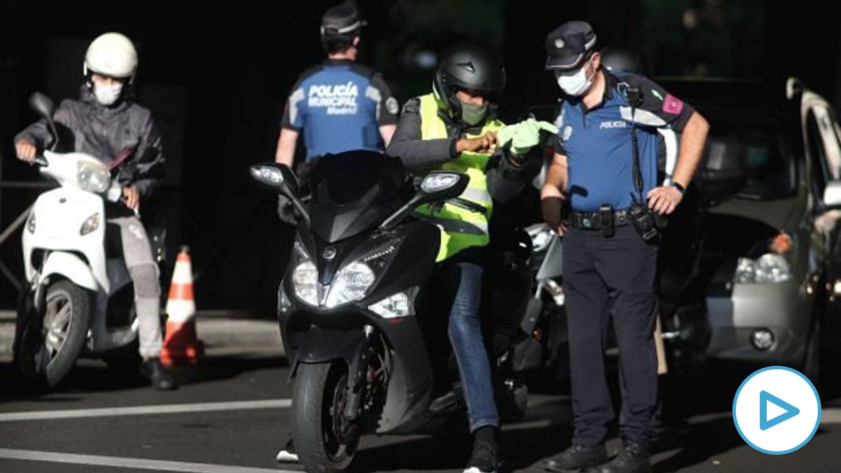 Imagen de archivo de controles policiales de movilidad en el distrito de Puente de Vallecas, Madrid. (Foto- Europa Press)