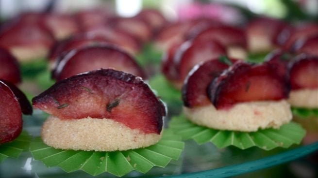 Postre caliente con ciruelas flambeadas, fácil y rápido