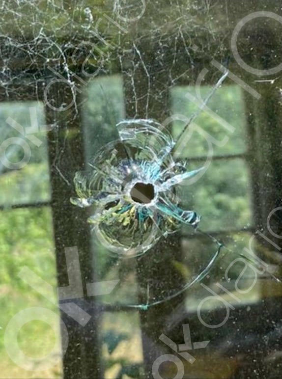 Impacto de bala en una ventana de la residencia campestre que Corinna posee en el Reino Unido, después de que un desconocido disparara este verano con un rifle contra su vivienda.